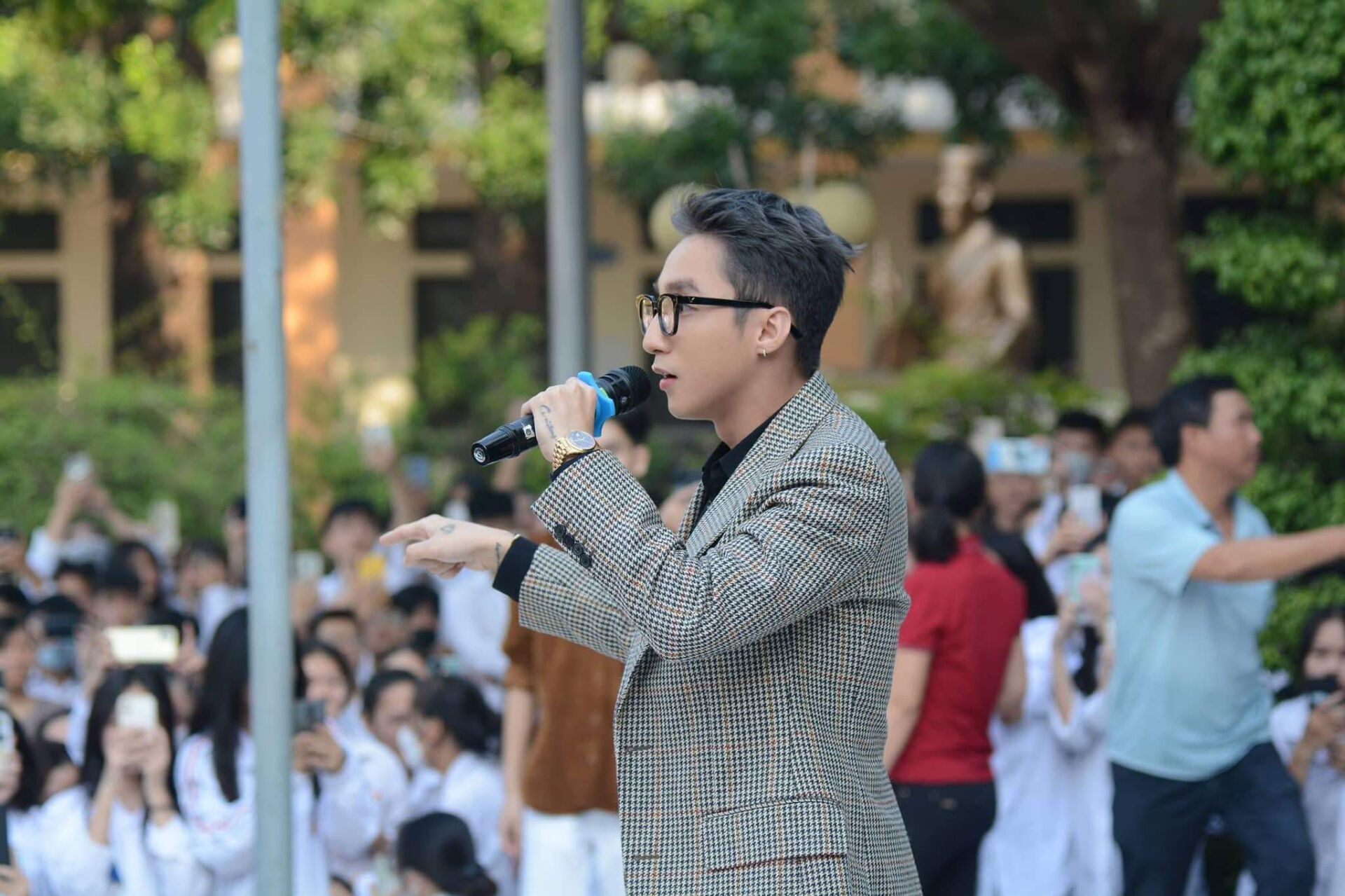 The latest single “Hay Trao Cho Anh” by Son Tung M-TP breaks records on Youtube